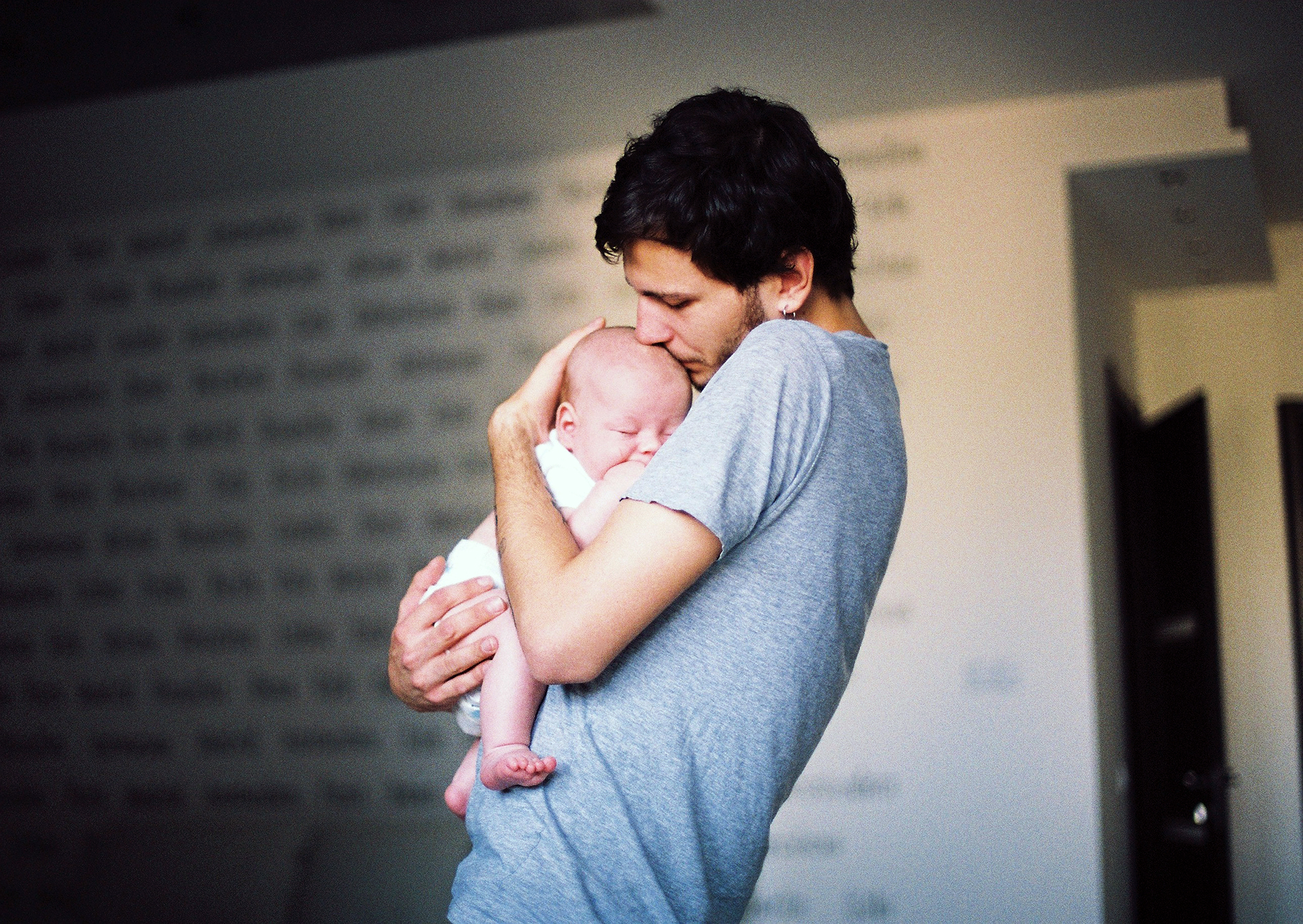 Мужчина держит ребенка на руках