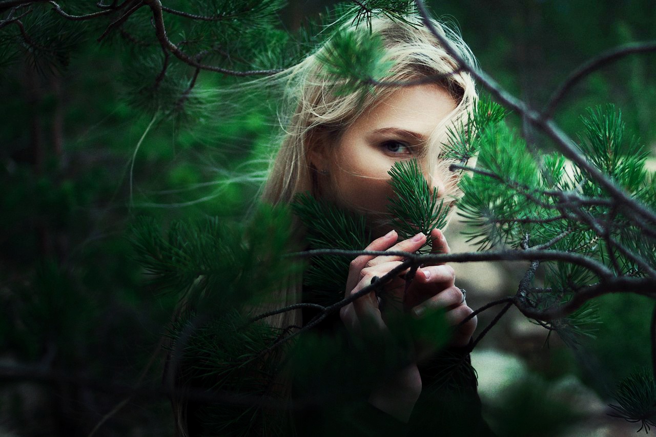 Удивление в лесу. Девушка в лесу. Фотосессия в лесу. Девушка в лесу портрет. Лицо девушки в лесу.