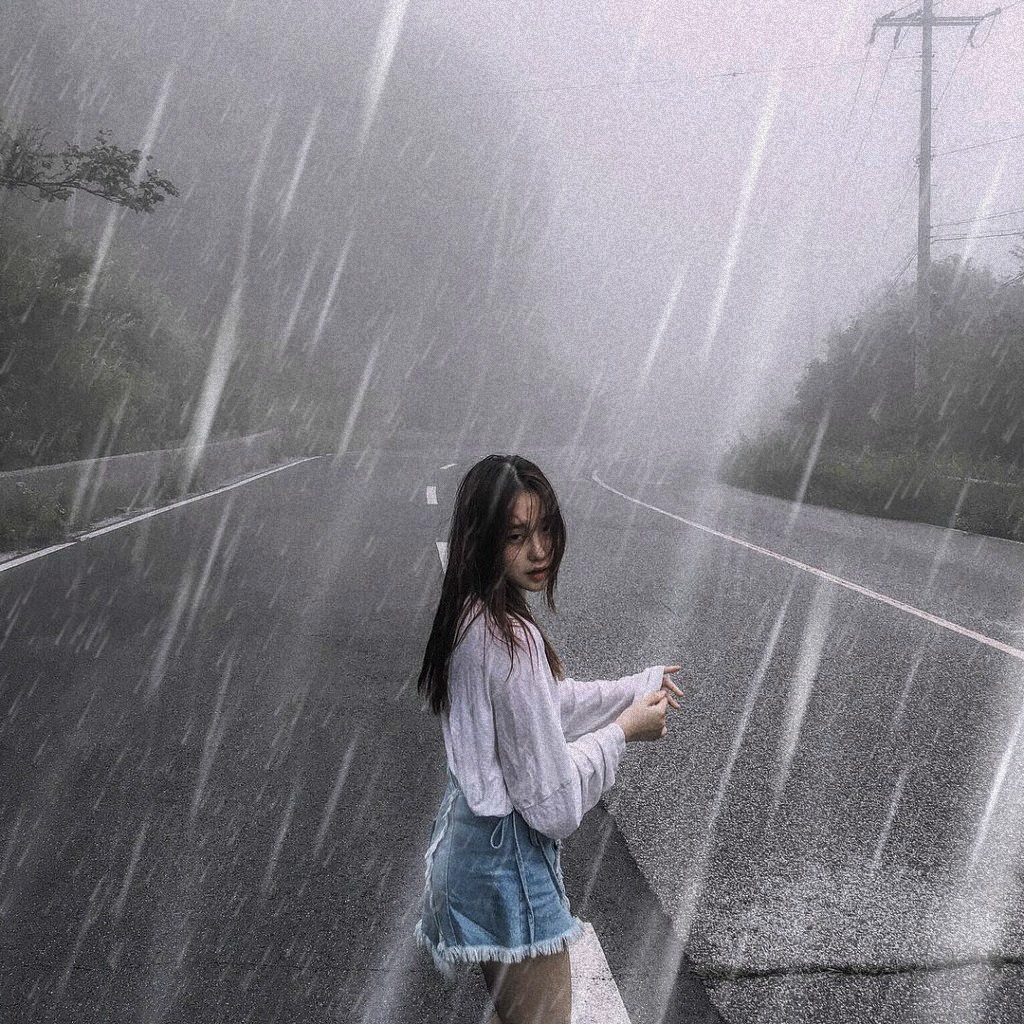 Размытые авы. Девушка под дождем. Девушка дождь. Кореянка под дождем. Девушки кореянки под дождем.