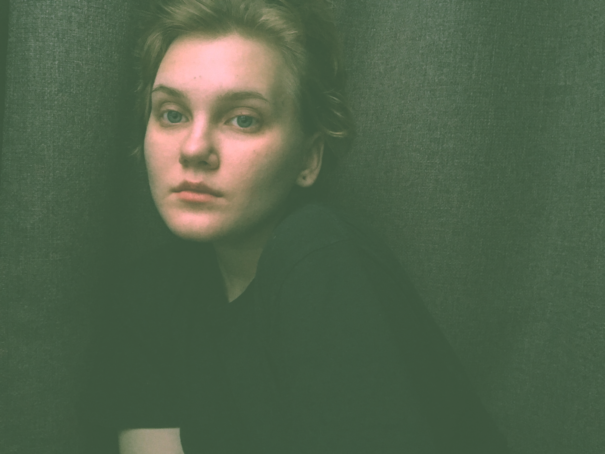 Әйелдер жалауды ұсынады