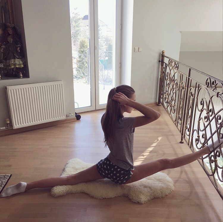 Шпагат девушки запрещенный