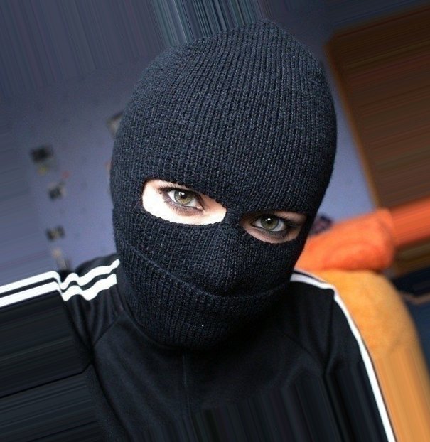 Бандит на масках и адидас