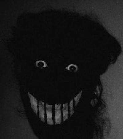 Наклейка страшное лицо в темноте черное с белыми зубами смотрит на тебя и  улыбается PNG - AVATAN PLUS