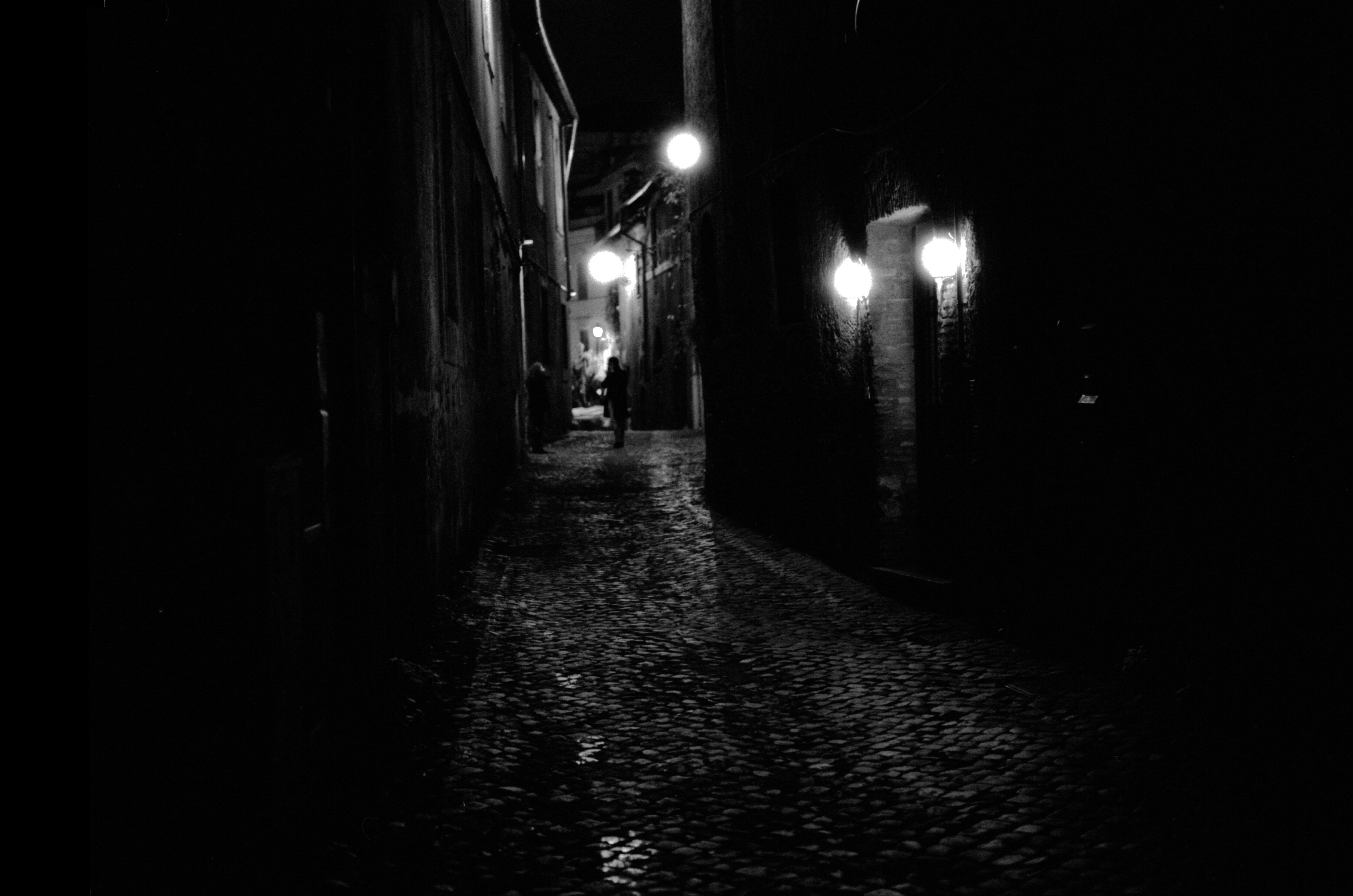 Ужасные ночные. Темная улица. Страшная ночная улица. Темная мрачная улица. Тёмный страшный переулок.