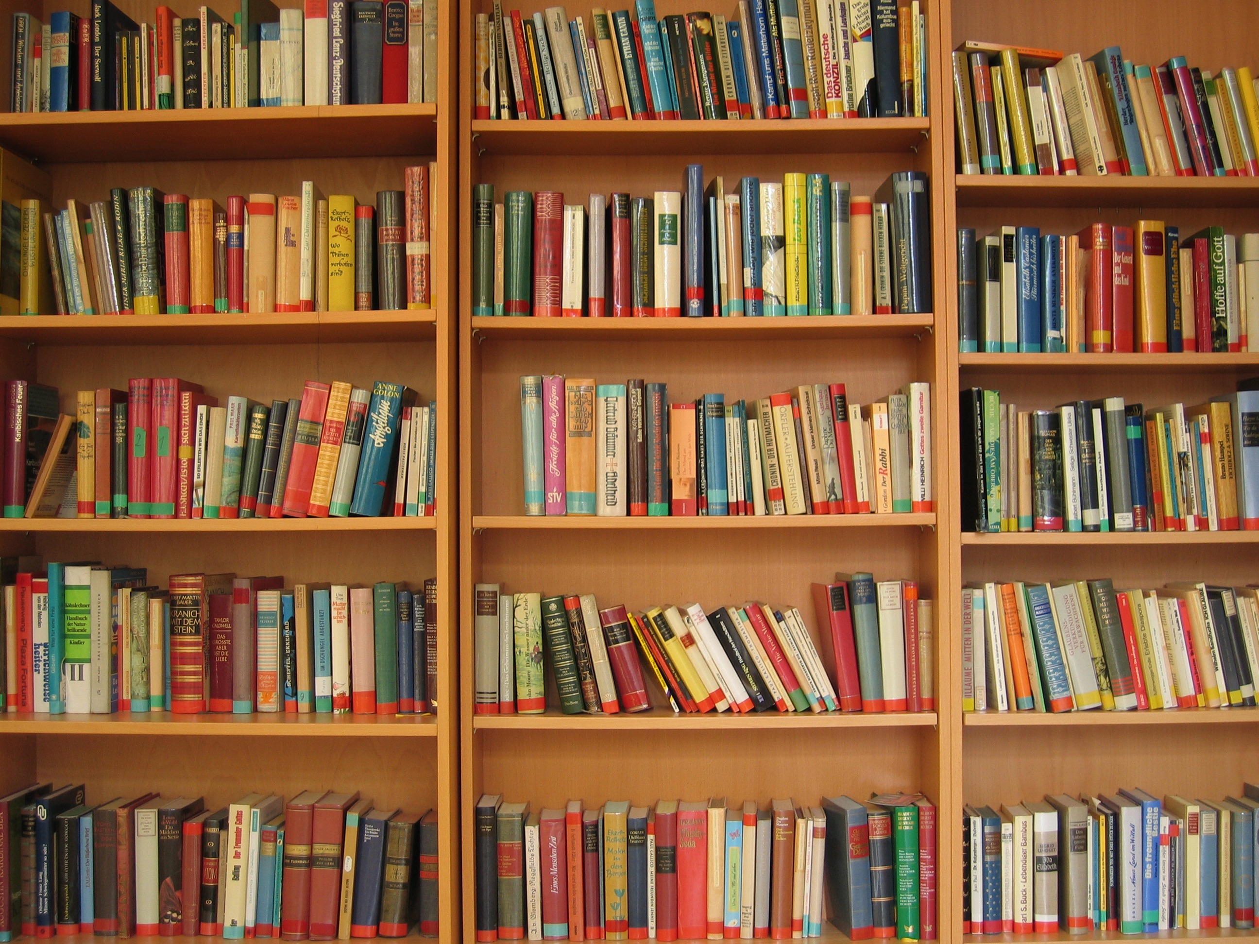 В книжном шкафу было 120 книг