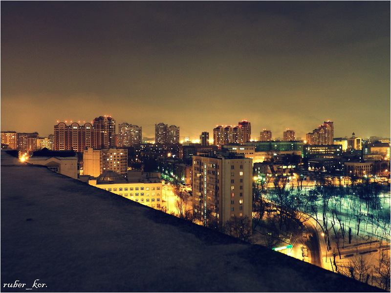 Фото крыши многоэтажки без людей ночью