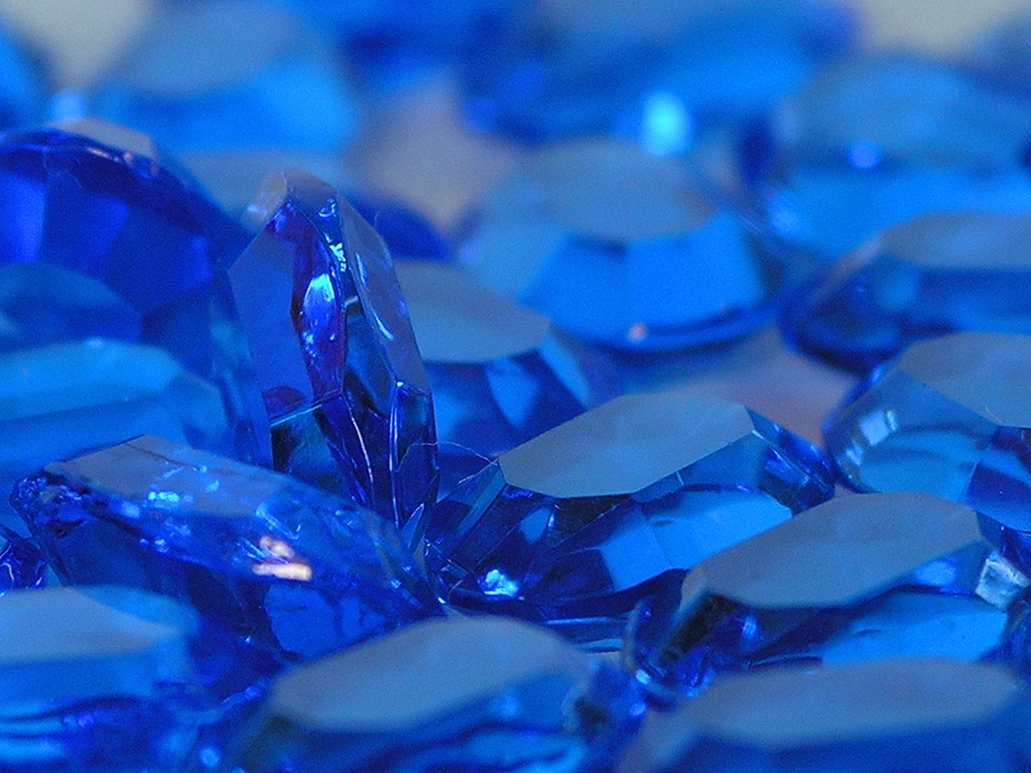 Кристалл сапфира. Синий драгоценный камень сапфир. Индиго сапфир. Драгоценные камни синего цвета. Синий Кристалл.