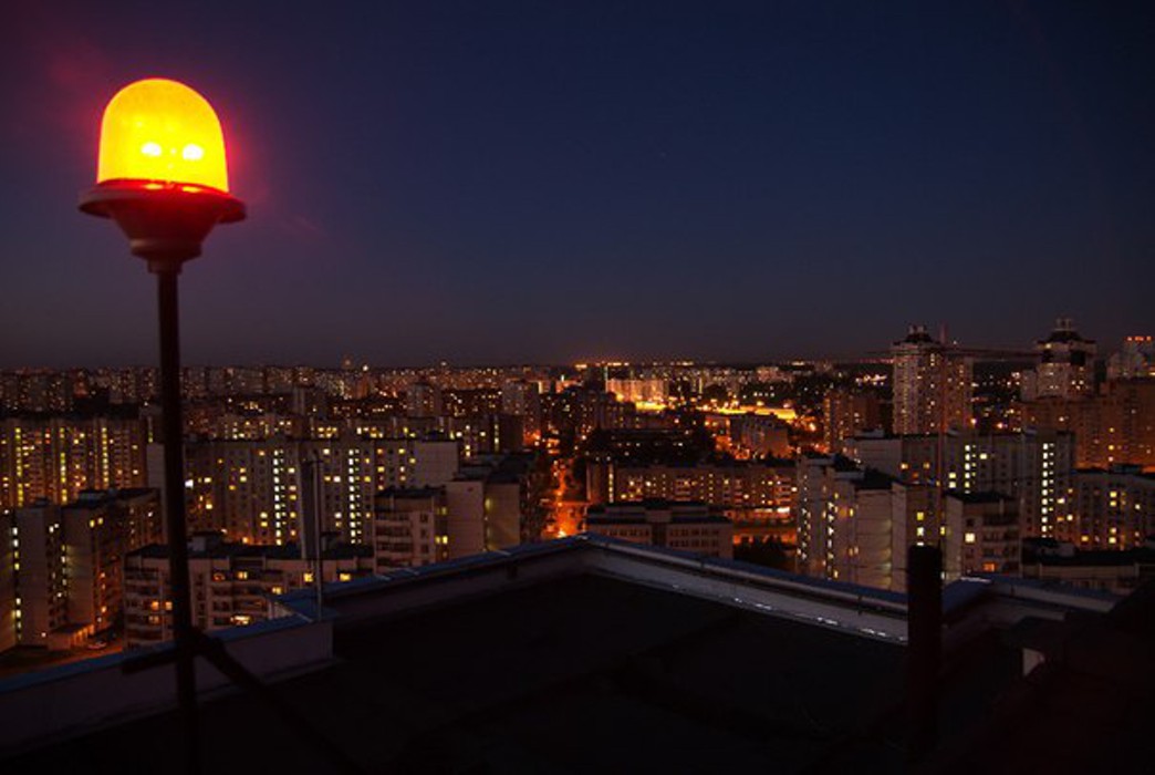 Свет над городом. Крыша ночью. Ночные крыши домов. Крыша вечером. Город с крыши вечером.
