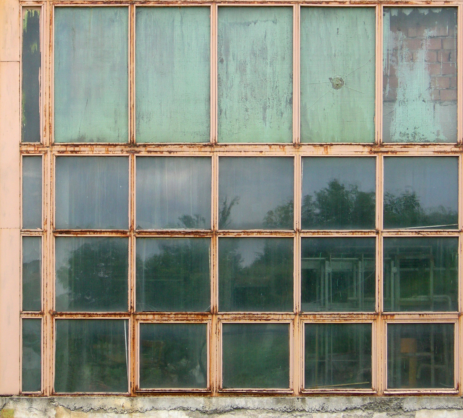 В оконной раме голубеет квадратик чистого неба. Старые стеклянные окна. Старинные оконные стекла. Текстура старых окон. Текстура оконного стекла.