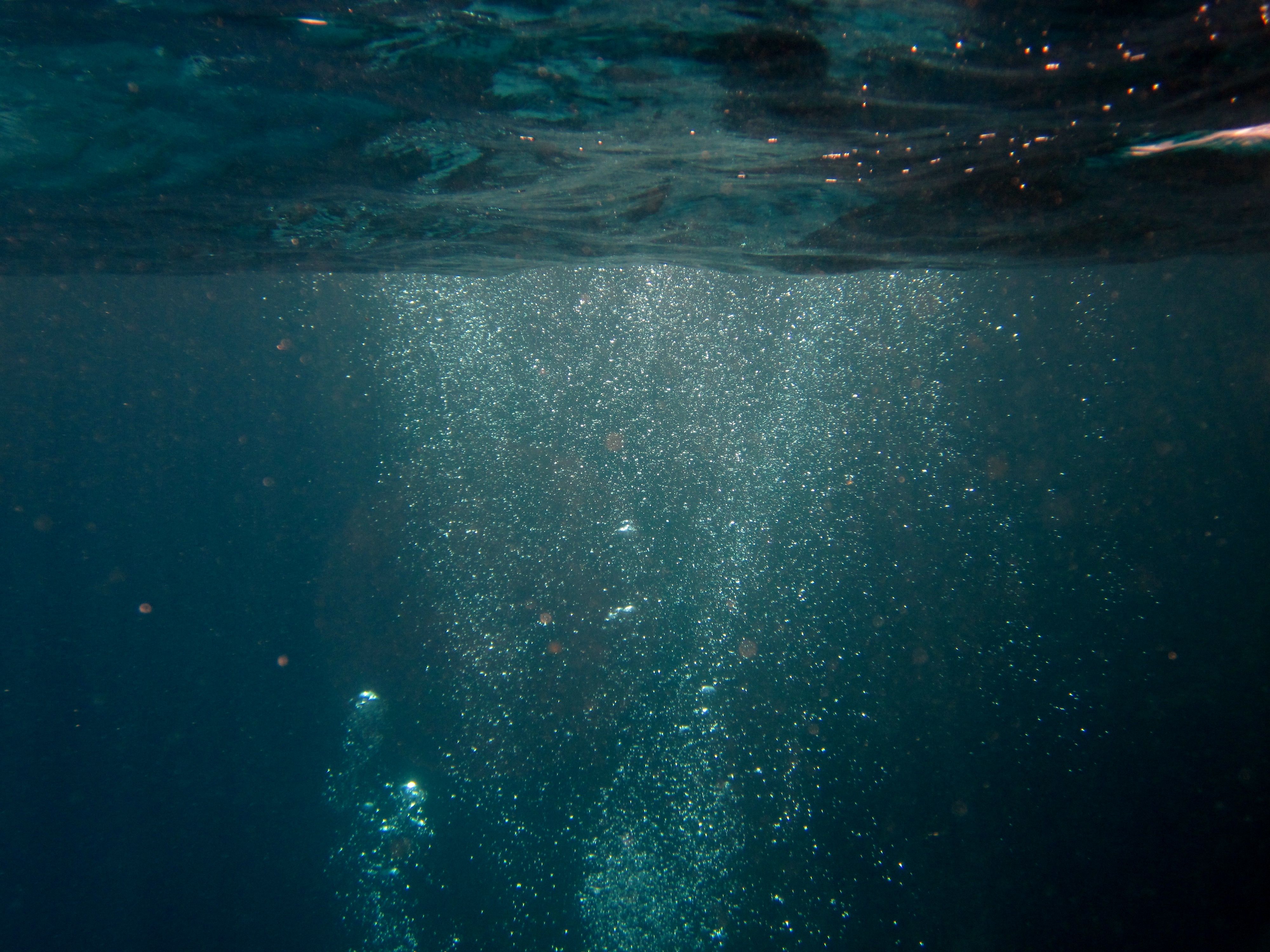 Поверхность воды снизу. Океаны. Глубина. Океан под водой. Морские глубины. Море под водой.