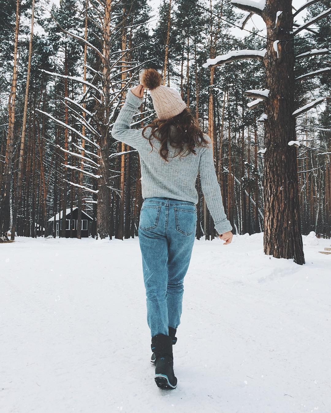Девушка зимой в лесу без лица