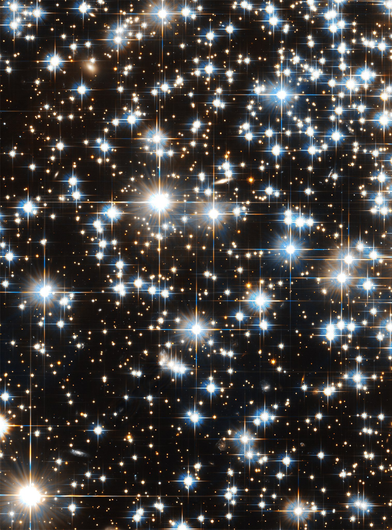 По темному небу золотым узором звезд. NGC 6397. Красивая звезда. Звезда с неба. Звездное небо.